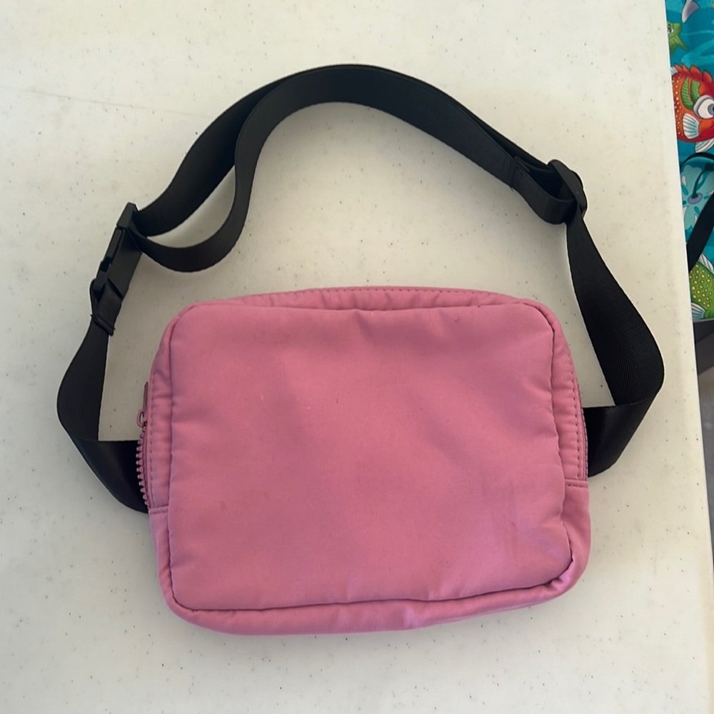 Purpleish, pink fanny pack with adjustable belt. In perfect condition.